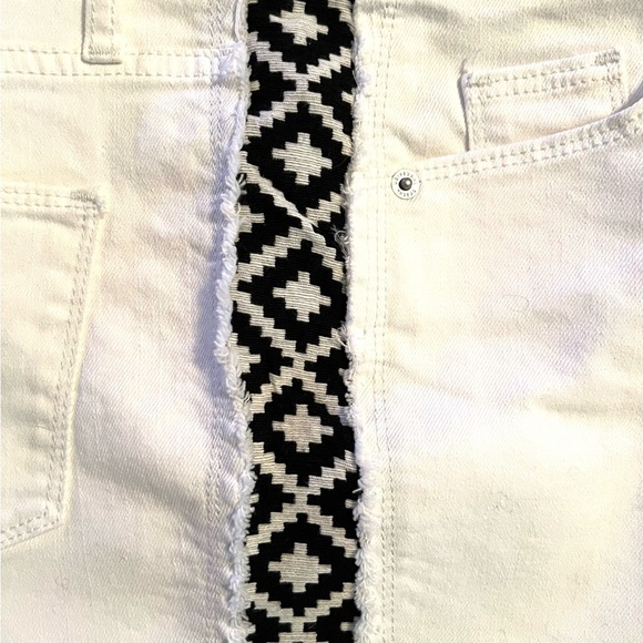 Universal Thread White with Black Side Detail Short Size 2 - Picture 14 of 14